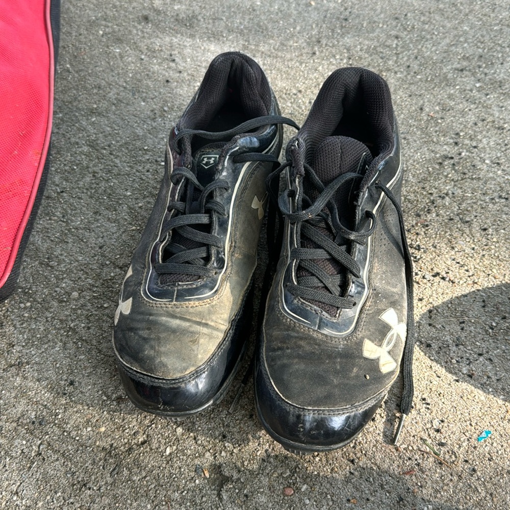 Youth softball cleats
